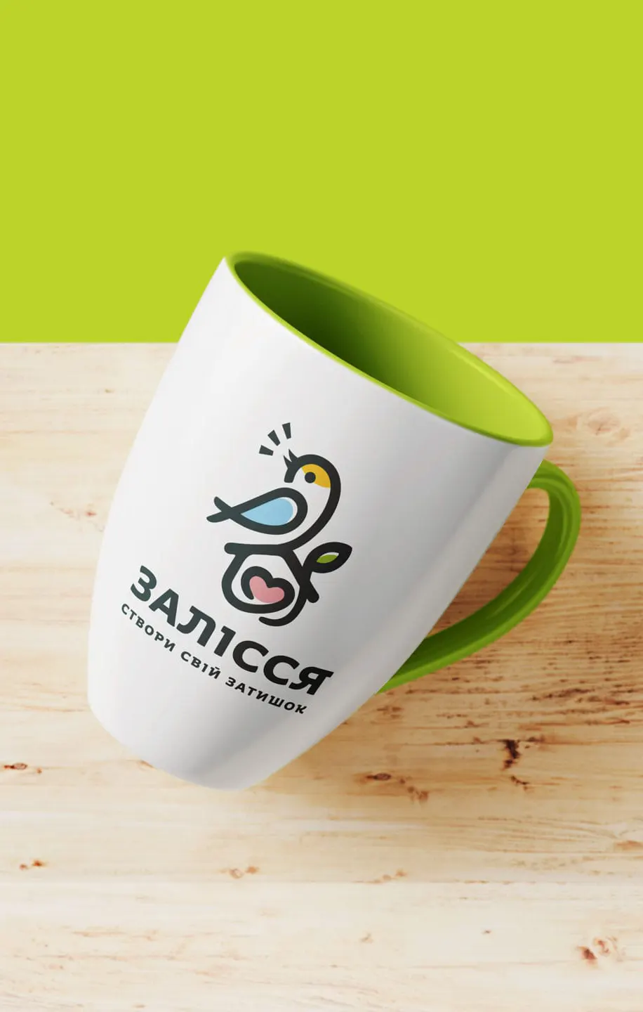 чашка с логотипом на зеленом фоне